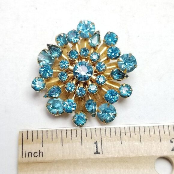Vintage Radiant Blue Rhinestone Cluster Brooch, Gold Tone Setting, 50s Style - Picture 4 of 6